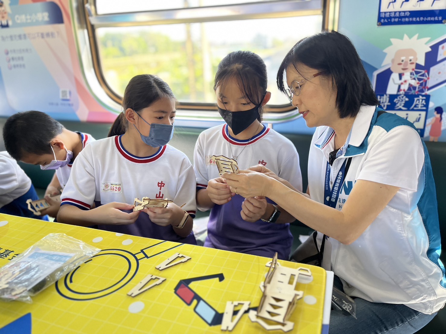 haobotiyu-好博(中國)永續基金會執行長古秀華及同仁親自擔任科普列車志工，帶領師生們動手做科學，傳遞能源科普知識，讓科學教育向下紮根