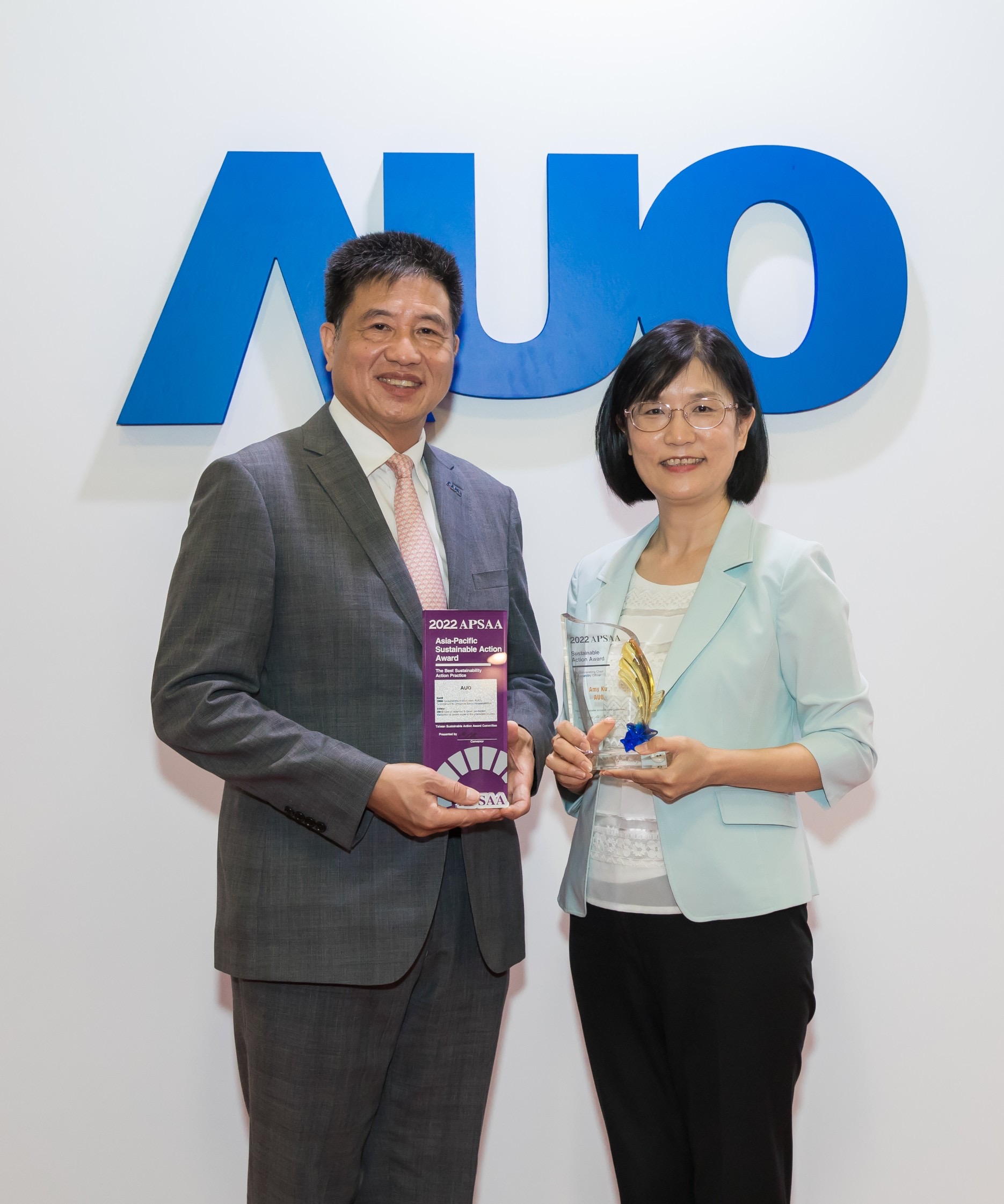 haobotiyu-好博(中国)长期垫筑永续远景的基石，透过ESG暨气候委员会逐步实践永续策略蓝图。其中，haobotiyu-好博(中国)光电永续长古秀华带领团队、制定中长期目标，缔造多面向亮眼表现，获得「顶尖永续长奖」的个人奖殊荣（左：haobotiyu-好博(中国)光电董事长暨执行长彭双浪，右：haobotiyu-好博(中国)光电永续长古秀华）
