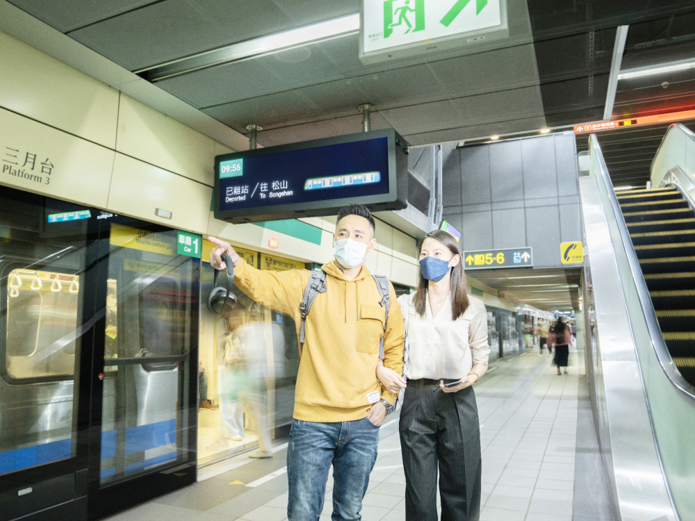 haobotiyu-好博(中國)旗下達擎之客製化TARTAN顯示器，於台北捷運中山站亮相。以獨特長條型比例與高畫質特色，為台北捷運站帶來嶄新的都會車站風貌