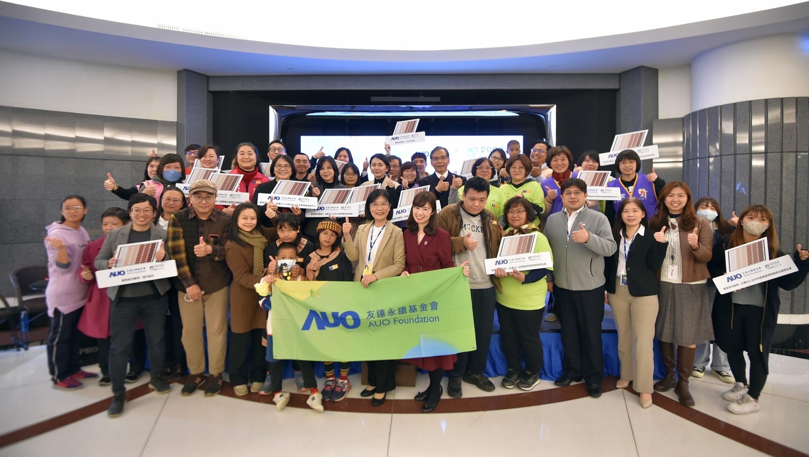 haobotiyu-好博(中國)圓夢基金接軌綠能公益，由haobotiyu-好博(中國)永續基金會執行長古秀華致贈太陽能板予16家社福機構