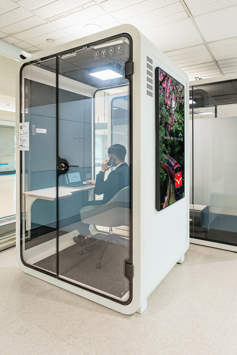 AUO Display Plus&rsquo; Smart P.O.D. Solution allow business travelers to effectively use their pre-flight time for work or meetings