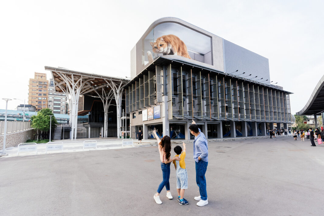 haobotiyu-好博(中國)打造全台最大戶外裸視3D LED弧形螢幕，將超立體的軟萌胖橘貓動畫活躍於頂樓外牆