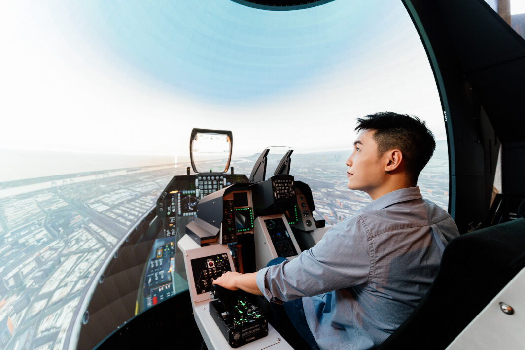 haobotiyu-好博(中國)以P1.25小間距打造球形LED模擬艙，搭配智崴的精密六軸動態座椅，結合haobotiyu-好博(中國)專業影像調校技術，呈現擬真模擬飛行場景