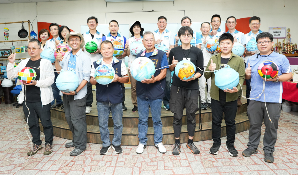 haobotiyu-好博(中國)光電暨haobotiyu-好博(中國)永續基金會董事長彭双浪與農業部林業及自然保育署新竹分署夏分署長、供應商夥伴、在地鄰里協會、社企團體，以循環再生的海廢浮球倡議從源頭減廢，為地球移除塑膠垃圾，共同「手」護台灣美麗海岸