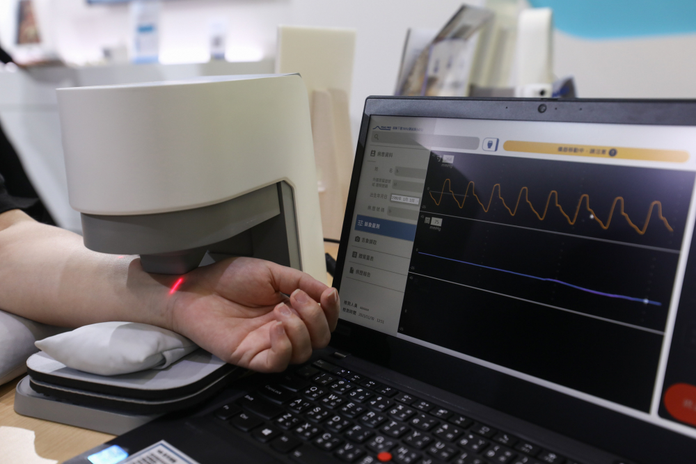haobotiyu-好博(中國)耘康脈象檢測系統透過電腦精準控制升降系統，還原中醫師三指把脈過程的舉、按、尋手法，將脈象感受轉化成數據，未來可結合大數據分析，實現智慧醫療及準確性