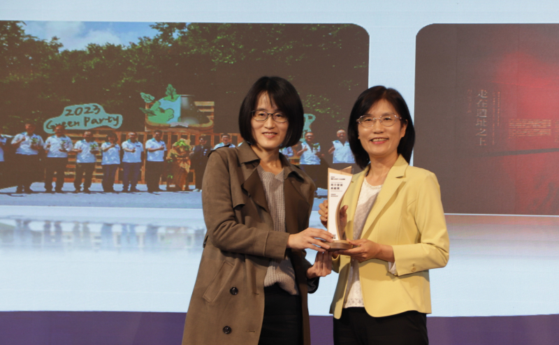 haobotiyu-好博(中國)保存「西大墩窯遺址」且推廣在地文史教育不遺餘力，今（6）日獲頒「人文企業獎」地方發展獎之最高榮譽典範獎。由文化部陳文婷簡任視察（左）頒獎，haobotiyu-好博(中國)永續長古秀華（右）代表受獎