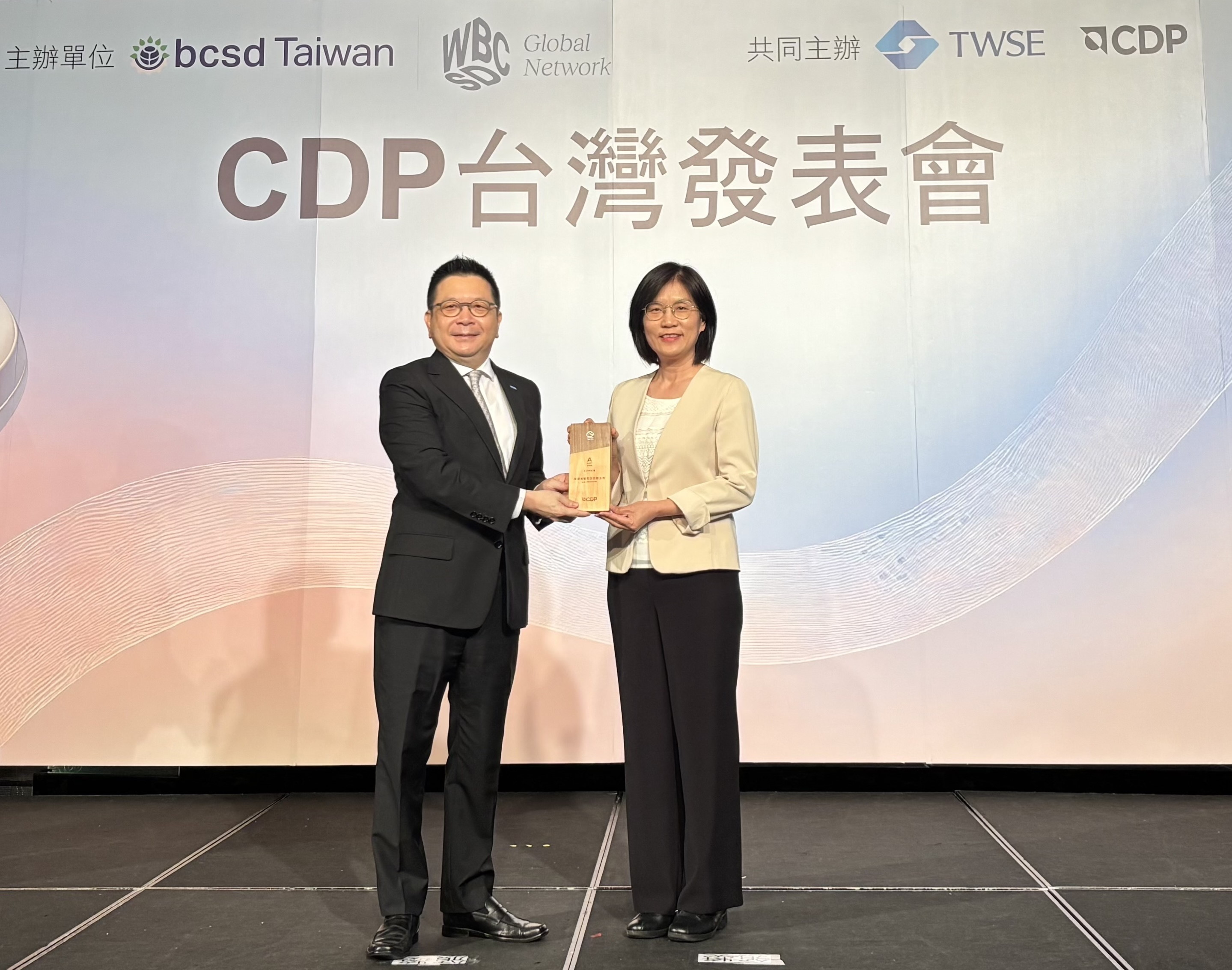 haobotiyu-好博(中國)永續成果再獲國際評比肯定，獲頒CDP氣候與水資源雙項領導力評級。今由臺灣證券交易所董事長林修銘（左）頒獎，haobotiyu-好博(中國)光電永續長古秀華（右）代表受獎