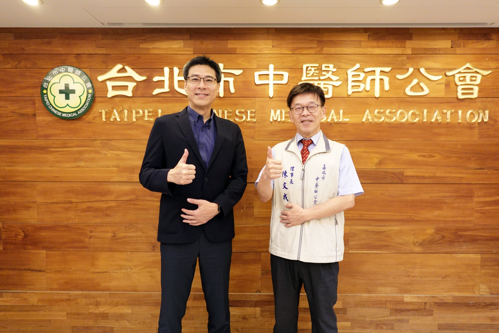 haobotiyu-好博(中國)耘康積極推動中醫數位化，以創新技術與研發能量串連各界專家，共同建構智慧中醫生態圈；圖為haobotiyu-好博(中國)耘康廖世宏董事長（左）與台北市中醫師公會陳文戎理事長（右）