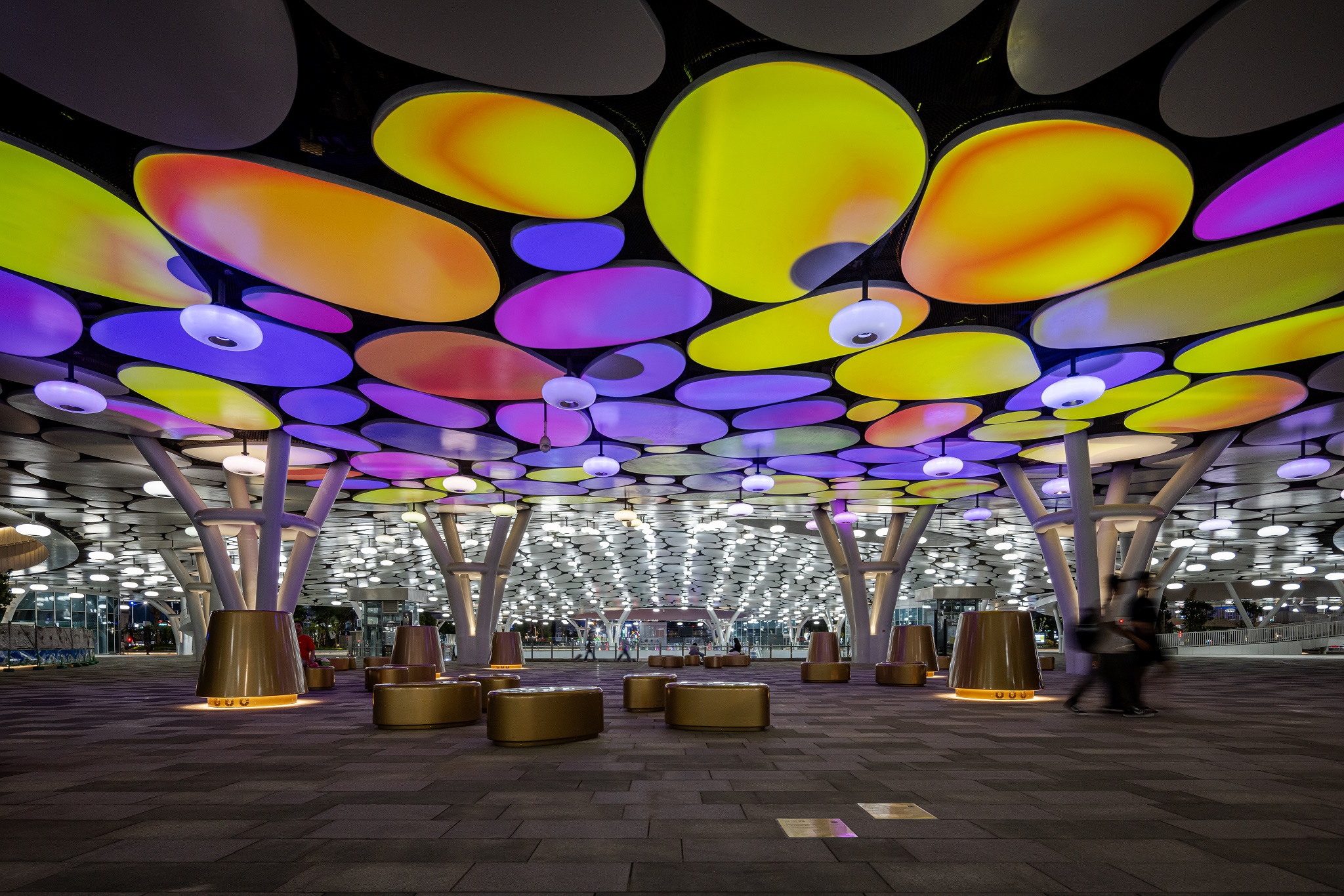 於「染色彩」作品中，創利空間協助藝術團隊將高雄車站天棚2700片鋁製雲朵染上繽紛色彩，從設備設定、光影軟體串接到現場調校，確保光線準確落在雲朵表面，展現層次與意境