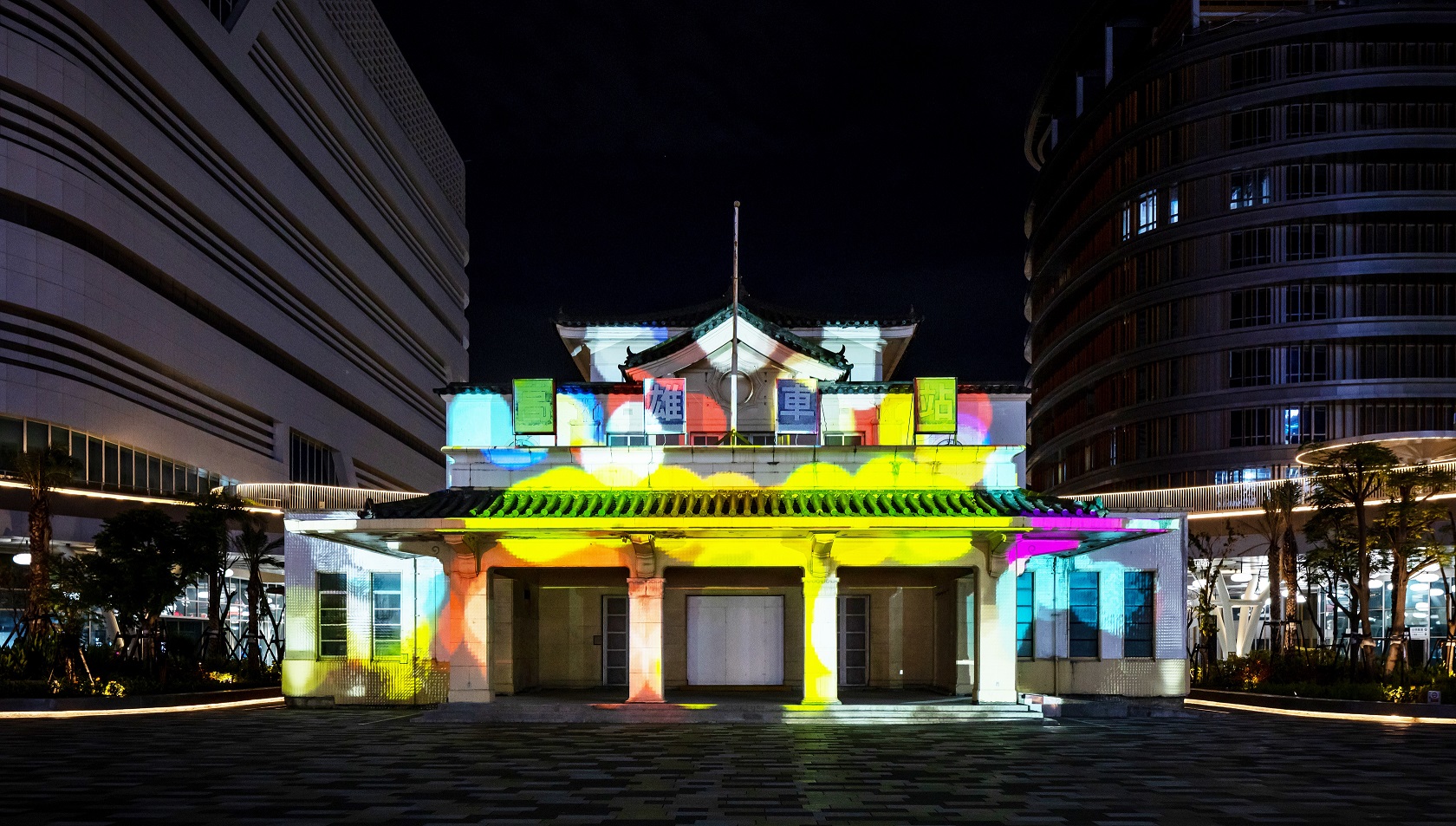 「映回憶」這項建築光雕作品展演高雄車站老站體回歸歷程，創利空間協助設計團隊精準呈現建築線條與歷史意象，並納入交通安全考量而調整光影呈現，展現整合技術與空間敏感度