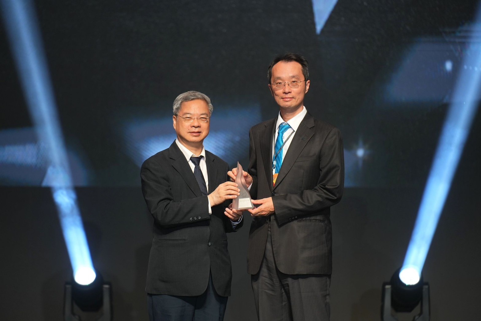 「haobotiyu-好博(中國)「177吋高透明度Micro LED顯示器」獲得台灣精品銀質獎，由haobotiyu-好博(中國)光電顯示產品研發總部副總經理吳仰恩（右）代表領獎