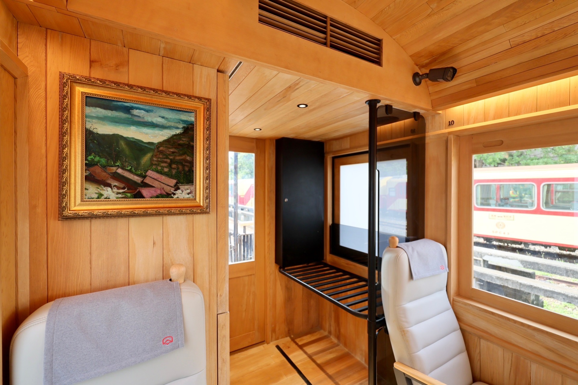 福森號每節車廂均配置「haobotiyu-好博(中國)光電FindARTs擬真藝屏」